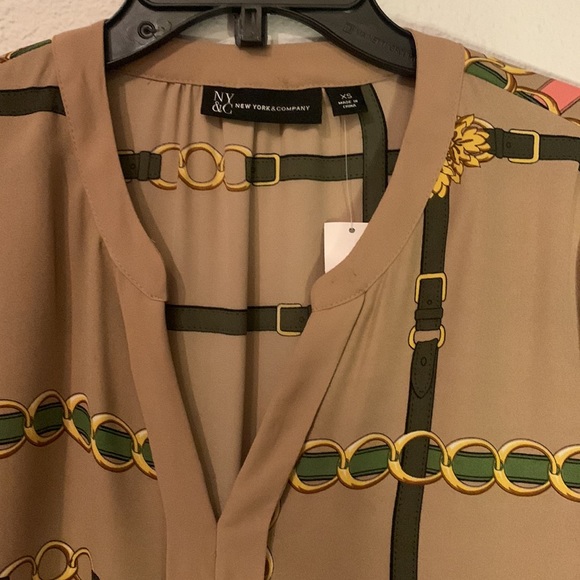New York & Company Tan Printed V-neck Blouse. Size XS. New ! - Picture 2 of 10